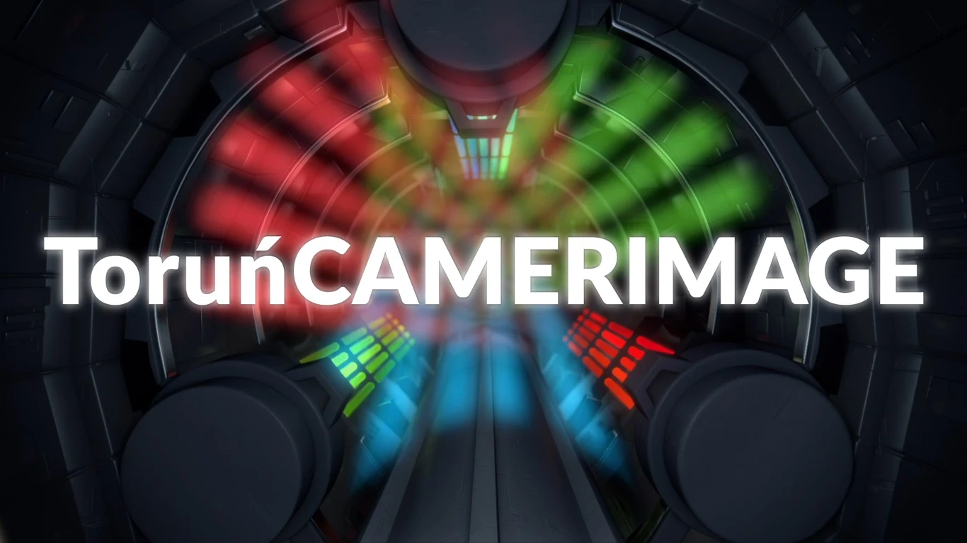 34. edycja Międzynarodowego Festiwalu Filmowego ToruńCAMERIMAGE odbędzie się w dniach 7-14 listopada 2026 roku. Logo ToruńCAMERIMAGE na futurystycznej grafice z kolorowymi promieniami i industrialnymi elementami.