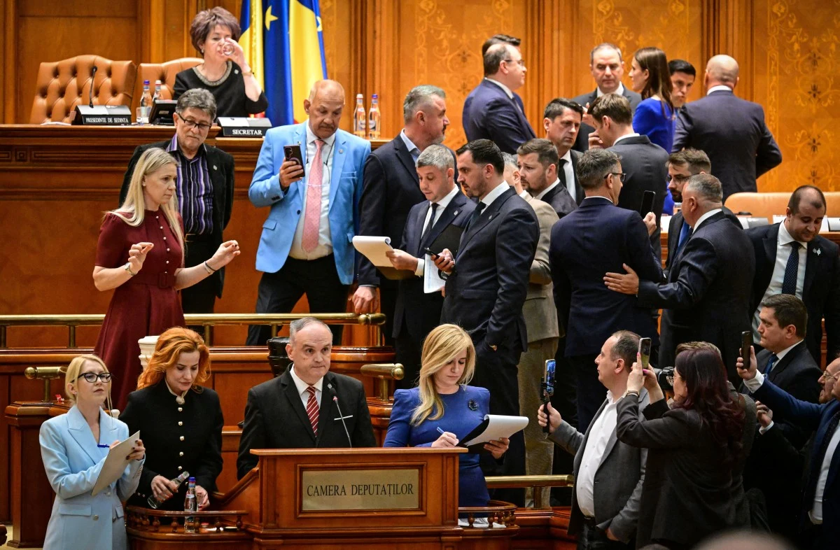 Upadł proeuropejski rząd w Rumunii Rumunia, upadł rząd Ilie Bolojana. Na sali posłowie po głosowaniu