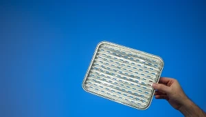 Gdzie wyrzucasz tacki po grillu? Większość z nas robi błąd