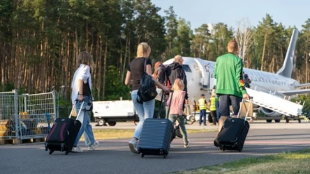 Dopłaty paliwowe do biletów lotniczych mogą powrócić u części przewoźników w związku z utrzymującymi się wysokimi cenami ropy naftowej (zdj. ilustracyjne)