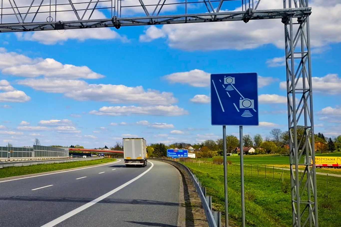 Droga ekspresowa z tablicą o odcinkowym pomiarze prędkości.
