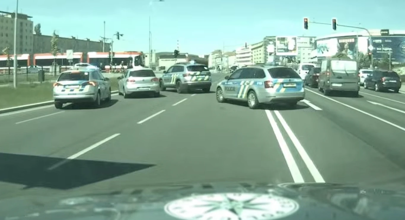 Pościg za Volkswagenem Golfem na polskich tablicach w centrum Brna Radiowozy policyjne blokujące ruch na skrzyżowaniu w Brnie podczas pościgu za golfem na polskich tablicach.