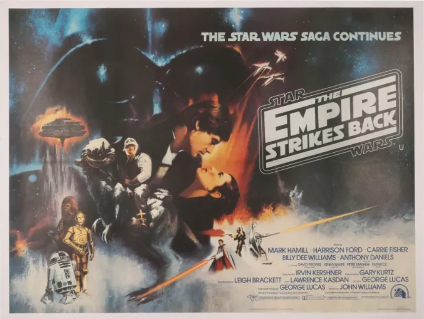 Plakat filmowy z postaciami z Gwiezdnych Wojen, w tym parą obejmującą się w centrum, dużą sylwetką Dartha Vadera w tle, a po bokach widoczni Han Solo, Leia, Luke, Chewbacca, R2-D2 i C-3PO, otoczeni efektami specjalnymi i statkami kosmicznymi.