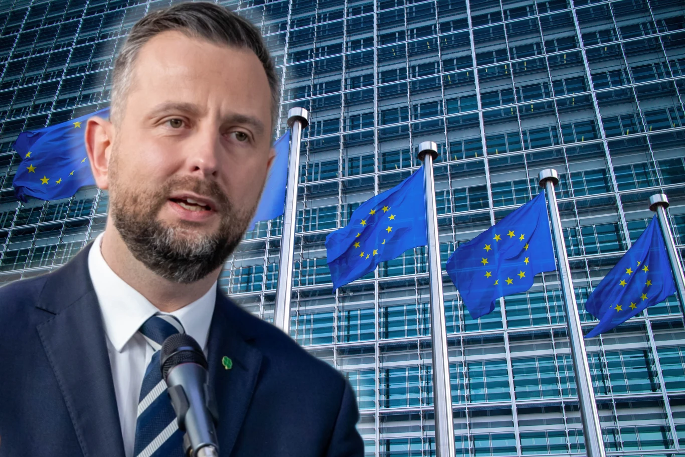 Fala komentarzy po decyzji Komisji Europejskiej ws. programu SAFE Minister obrony narodowej Władysław Kosiniak-Kamysz na tle Komisji Europejskiej