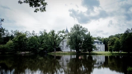 Pałac położony niedaleko Warszawy urzeka nie tylko swoją architekturą, lecz także bogatą historią. Dlaczego jest dobrym pomysłem na wycieczkę w maju?