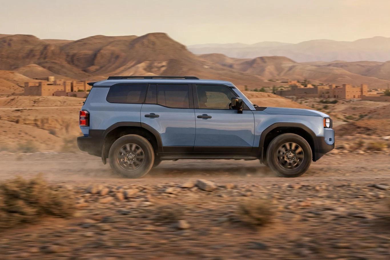 Toyota Land Cruiser w wersji Invincible. W polskich salonach można już zamówić Toyotę Land Cruiser z 2026 r. produkcji.