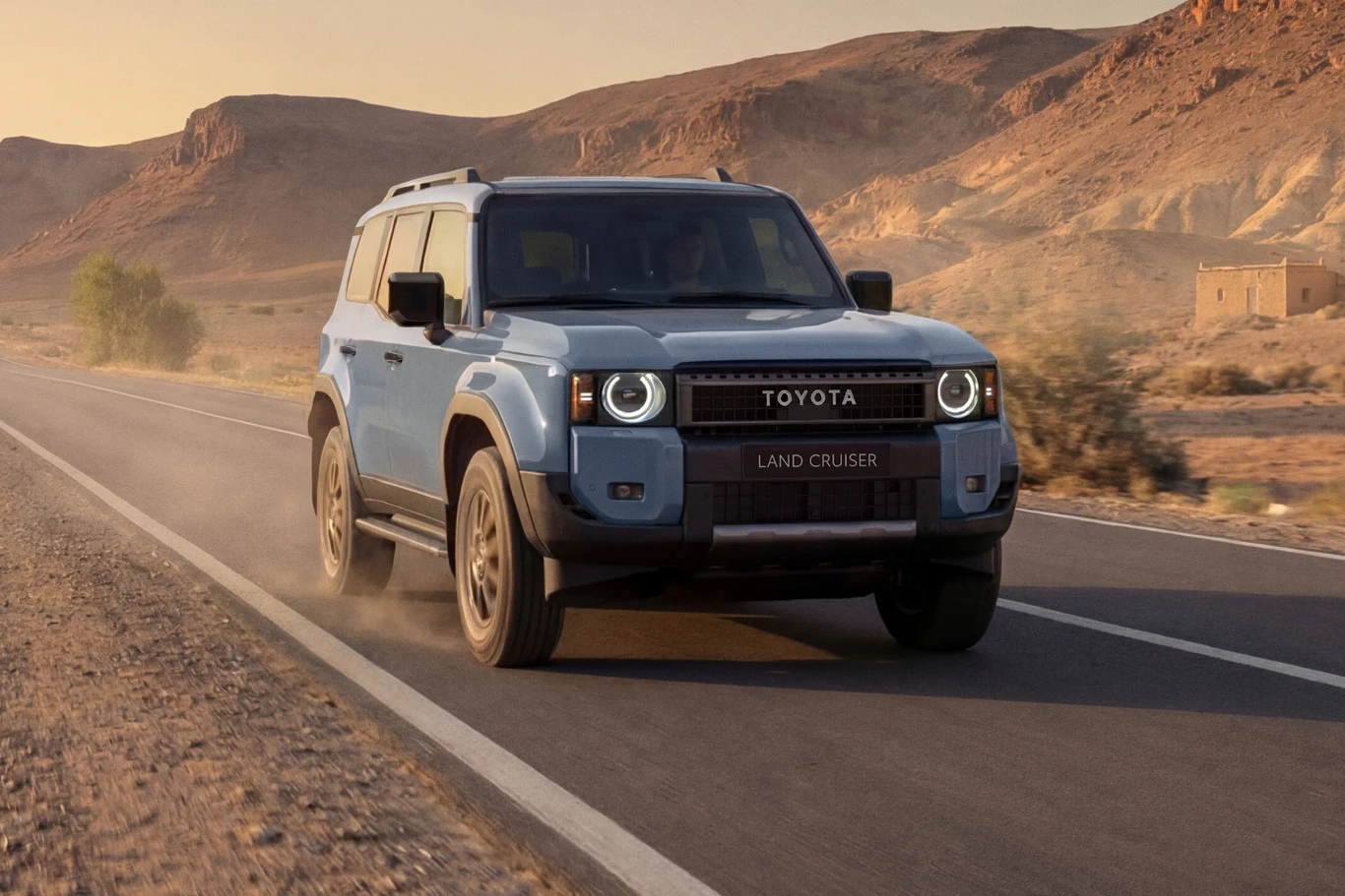 W polskich salonach można już zamówić Toyotę Land Cruiser z 2026 r. produkcji. Toyota Land Cruiser 2026 stojąca w polskim salonie samochodowym, widok na nadwozie.