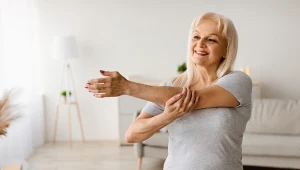 Proste ćwiczenie przy ścianie może pomóc wzmocnić pośladki i poprawić stabilność ciała po 50. roku życia