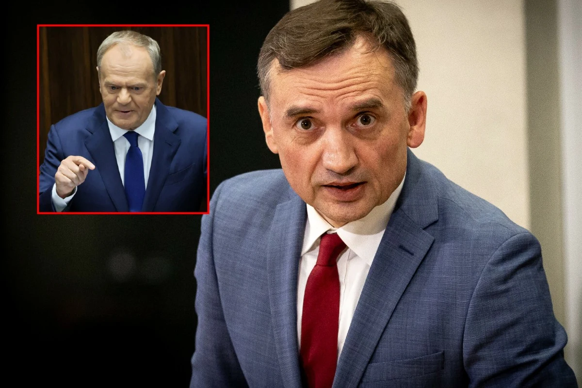 Zbigniew Ziobro, Donald Tusk Zbigniew Ziobro w niebieskim garniturze z czerwonym krawatem, obok mniejsze zdjęcie Donalda Tuska w granatowym garniturze.