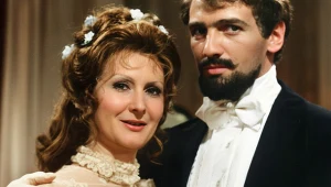 Jadwiga Barańska i Karol Strasburger w "Nocach i dniach" z 1975 roku (kadr kolorowany)