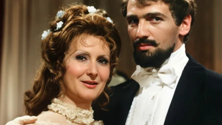 Jadwiga Barańska i Karol Strasburger w "Nocach i dniach" z 1975 roku (kadr kolorowany)