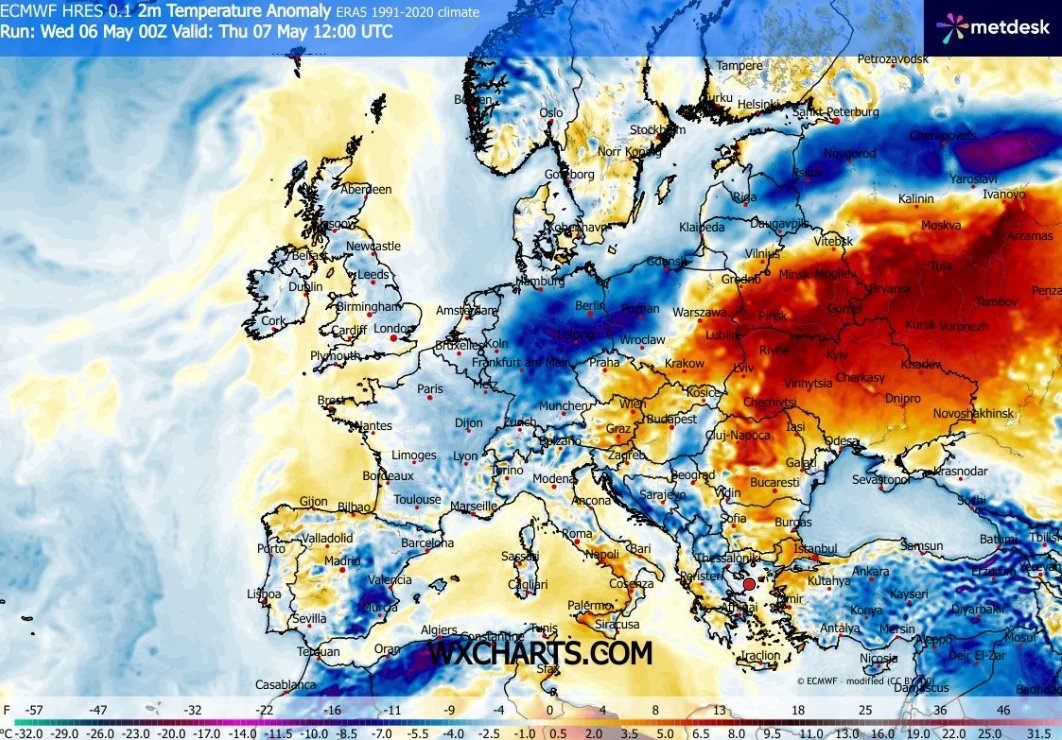 Mapa Europy z wyraźnie zaznaczonymi anomaliami temperatury, ukazująca znaczny wzrost temperatury we wschodniej części kontynentu oraz ochłodzenie na zachodzie i północy.