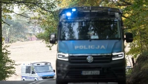 W mieszkaniach zatrzymanych policjanci zabezpieczyli nośniki danych takie jak dyski, pendrive'y i aparaty fotograficzne