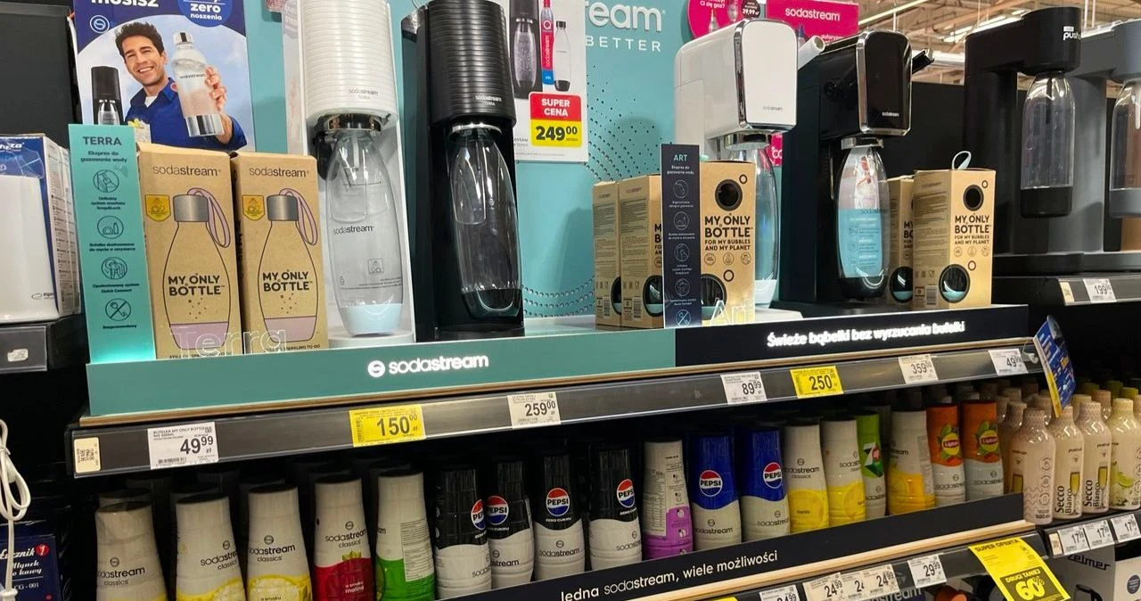 SodaStream wraca do sklepów – Kaufland ma model Terra za 222 zł, Lidl sprzedaje Gaia za 169 zł Saturatory SodaStream Terra i Gaia oraz akcesoria i syropy ustawione na półkach sklepowych Kaufland i Lidl.