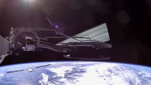 Pociąg Starlinków uchwycony z satelity. SpaceX udostępnia fenomenalne wideo.