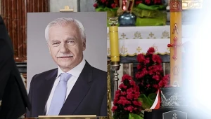 Ostatnie pożegnanie Andrzeja Olechowskiego. Premier wśród żałobników