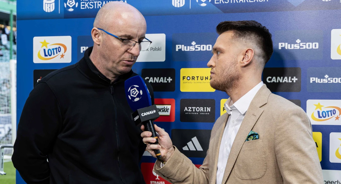 Aleksandar Vuković (z lewej) próbuje ocalić Widzew przed degradacją Aleksandar Vuković i dziennikarz podczas wywiadu na tle ściany z logotypami Ekstraklasy.