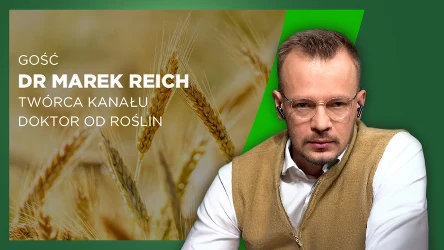 Mężczyzna w okularach i beżowej kamizelce siedzi na tle grafiki zbliżenia kłosów zboża, obok znajduje się napis z imieniem, nazwiskiem i tytułem gościa oraz nazwą jego kanału o tematyce roślinnej.