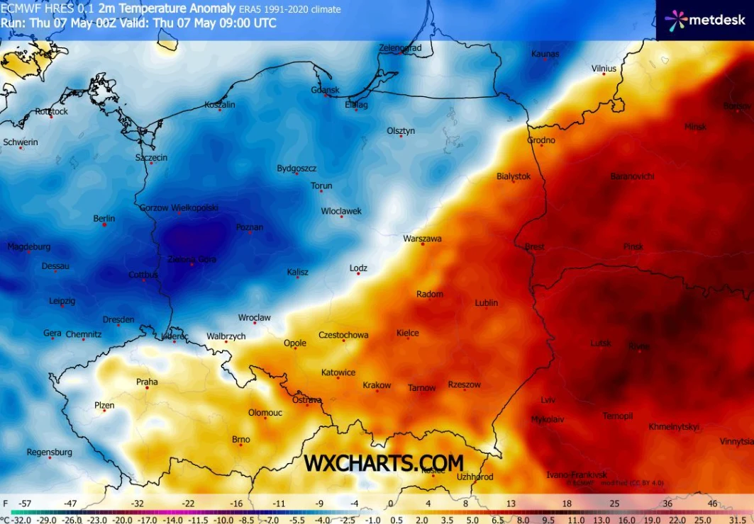 Mapa Polski z zaznaczonymi anomaliami temperatury, gdzie zachodnia część kraju dominuje chłodnymi barwami oznaczającymi spadki temperatur, a wschodnia część wyróżnia się intensywnymi odcieniami czerwieni, wskazującymi na znaczny wzrost temperatur wzglę...