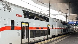 Używane wagony piętrowe z Austrii na polskich torach. Kupi je PKP Intercity.