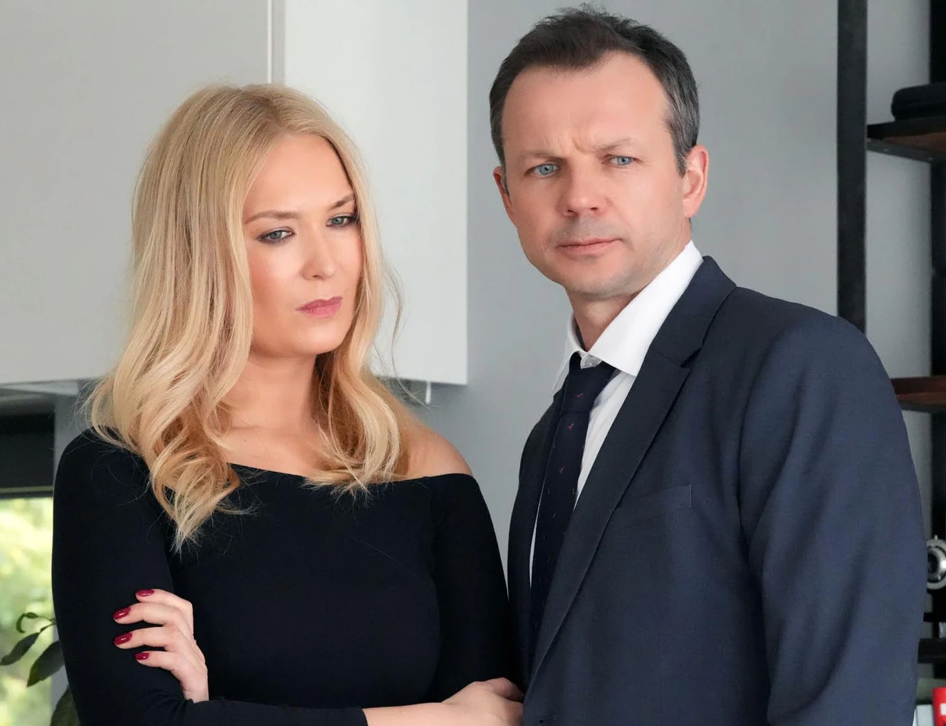 Karolina (Marta Dąbrowska) przekona Bruna (Lesław Żurek), by na czas ich pobytu w Las Vegas zarządzanie hotelem powierzyć Kajtkowi 