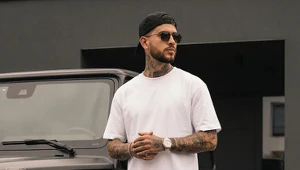 Klasyczne zestawienie: czarne jeansy i biały T-shirt
