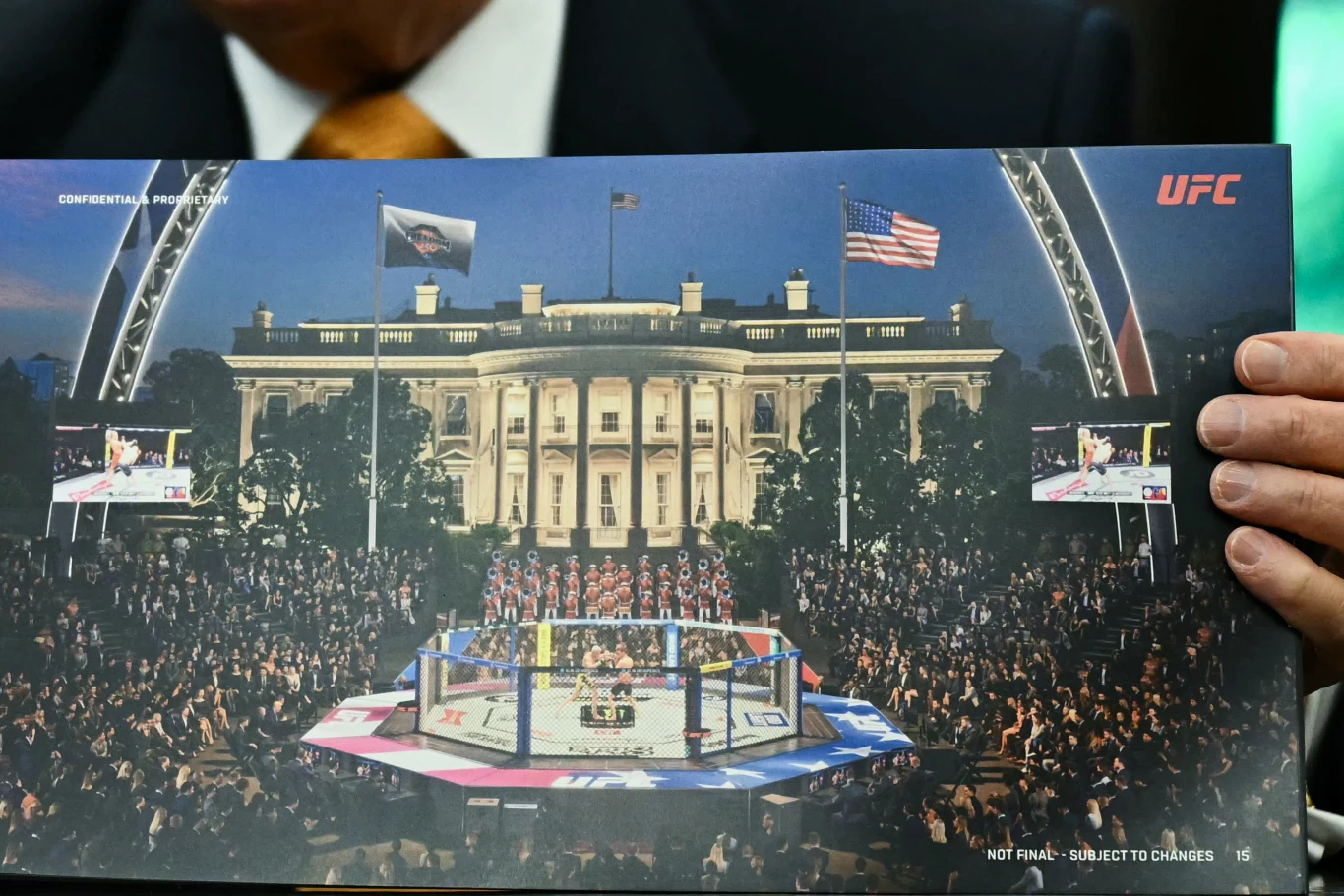 Donald Trump prezentujący makietę z wizualizacją oktagonu na tle Białego Domu w jego rezydencji Oktagon UFC ustawiony przed Białym Domem, otoczony tłumem kibiców, widoczne amerykańskie flagi oraz rozświetlona fasada budynku w tle.