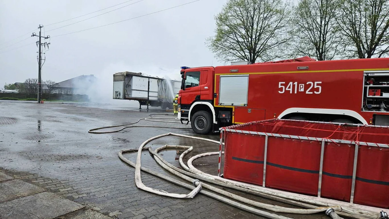 Pożar magazynu energii w Czajkowie: 107 tys. ogniw płonie, ewakuowano 65 osób — image 2