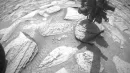 Kawałek skały przyczepił się do ramienia Curiosity i nie chciał się odczepić