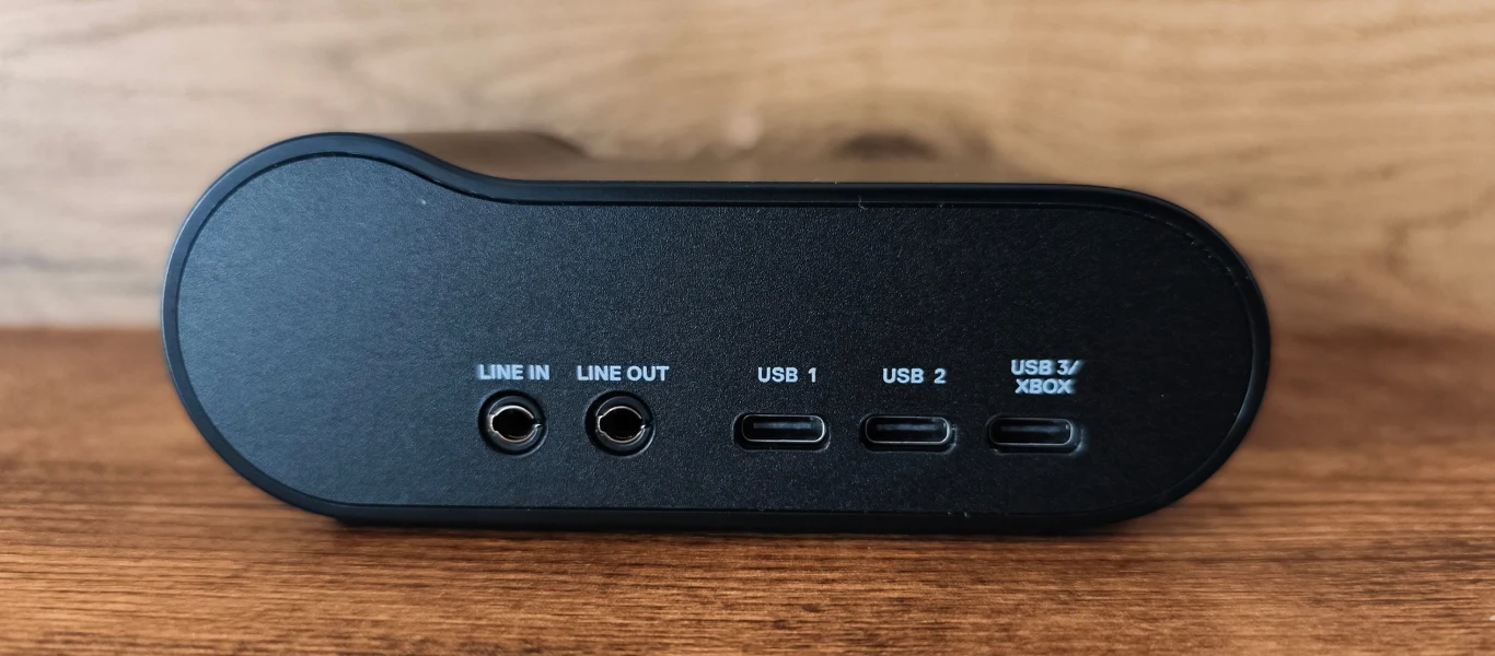 Panel urządzenia z gniazdami LINE IN, LINE OUT, dwoma portami USB-C oraz dedykowanym wejściem USB do konsoli Xbox.