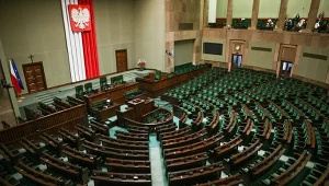 Koalicjanci poza Sejmem, front prawicowy rośnie w siłę. Nowy sondaż CBOS
