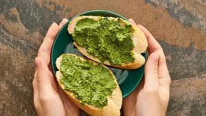 Kanapki z pesto pietruszkowym to świetna opcja na szybkie śniadanie