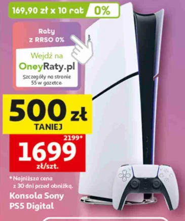 Konsola Sony PS5 Digital z białym kontrolerem, wyeksponowana na różowym tle, wyróżniona żółto-czerwonym banerem z informacją o obniżce ceny o 500 zł oraz szczegółami dotyczącymi rat 0% i nowej ceny 1699 zł.