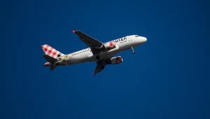 Linie lotnicze doliczające dopłaty do biletu już po jego zakupie, mogą łamać unijne prawo