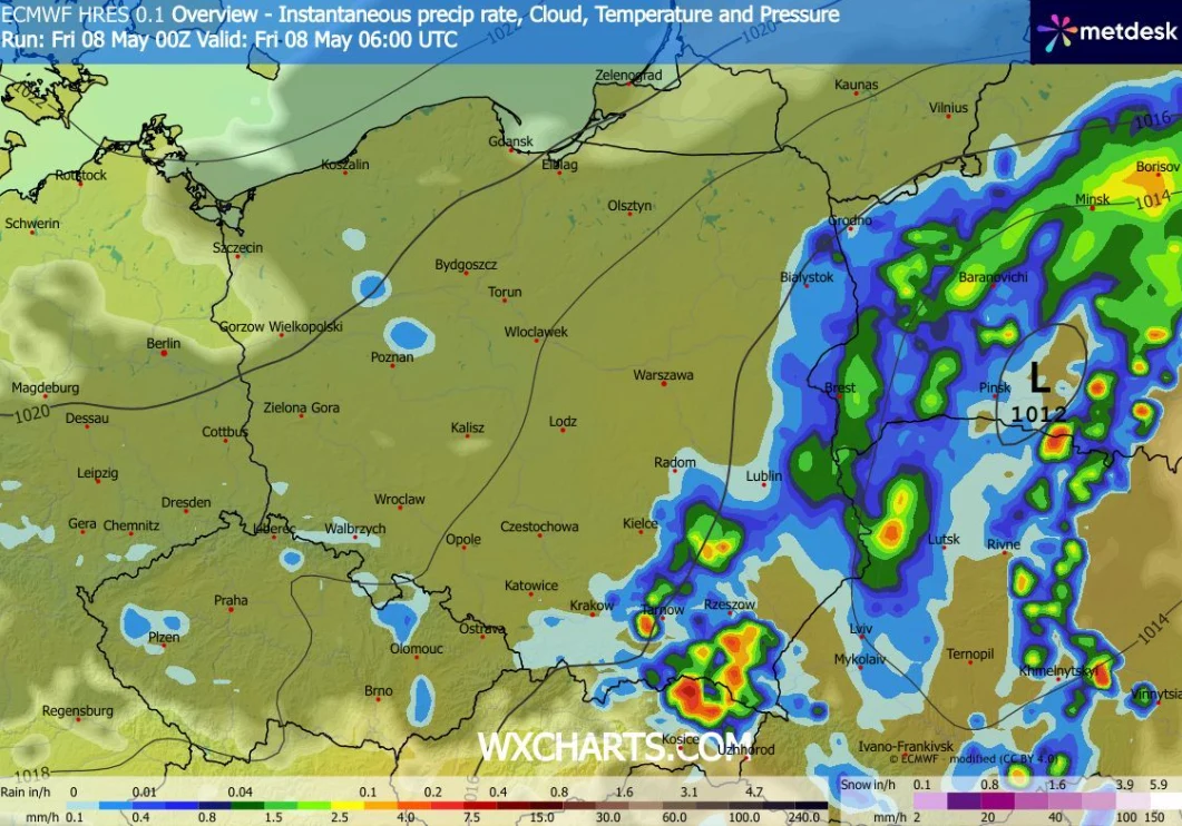 Intensywne opady deszczu i lokalne burze nad wschodnią oraz południowo-wschodnią częścią Polski, centralna i zachodnia część kraju bez znaczących opadów, z dominującym zachmurzeniem umiarkowanym.