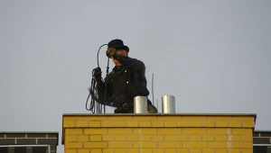Kominiarze nie tylko są rozchwytywani, ale są też dobrze opłacani.
