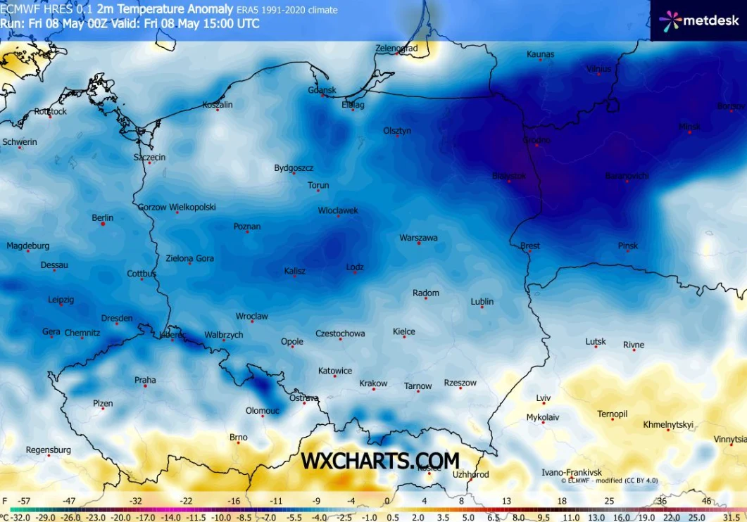 Mapa Europy Środkowej z wyraźnie zaznaczoną anomalią temperatury, gdzie północno-wschodnia Polska i tereny na wschód od niej pokazują duże ochłodzenie, widoczne jako intensywnie niebieskie odcienie, podczas gdy południowe i południowo-zachodnie rejony ...