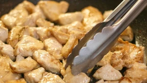 Dodaj dwie łyżeczki tego octu do piersi z kurczaka. Wyjdzie miękka, soczysta i aromatyczna