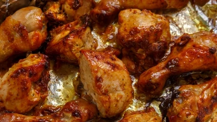 Jaka jest najlepsza temperatura do pieczenia pałek z kurczaka? Większość osób źle ustawia piekarnik
