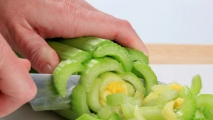 Seler naciowy to niskokaloryczne warzywo, które pomaga w odchudzaniu. 
