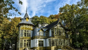 Nietypowy skansen znajduje się w centrum ruchliwego miasta