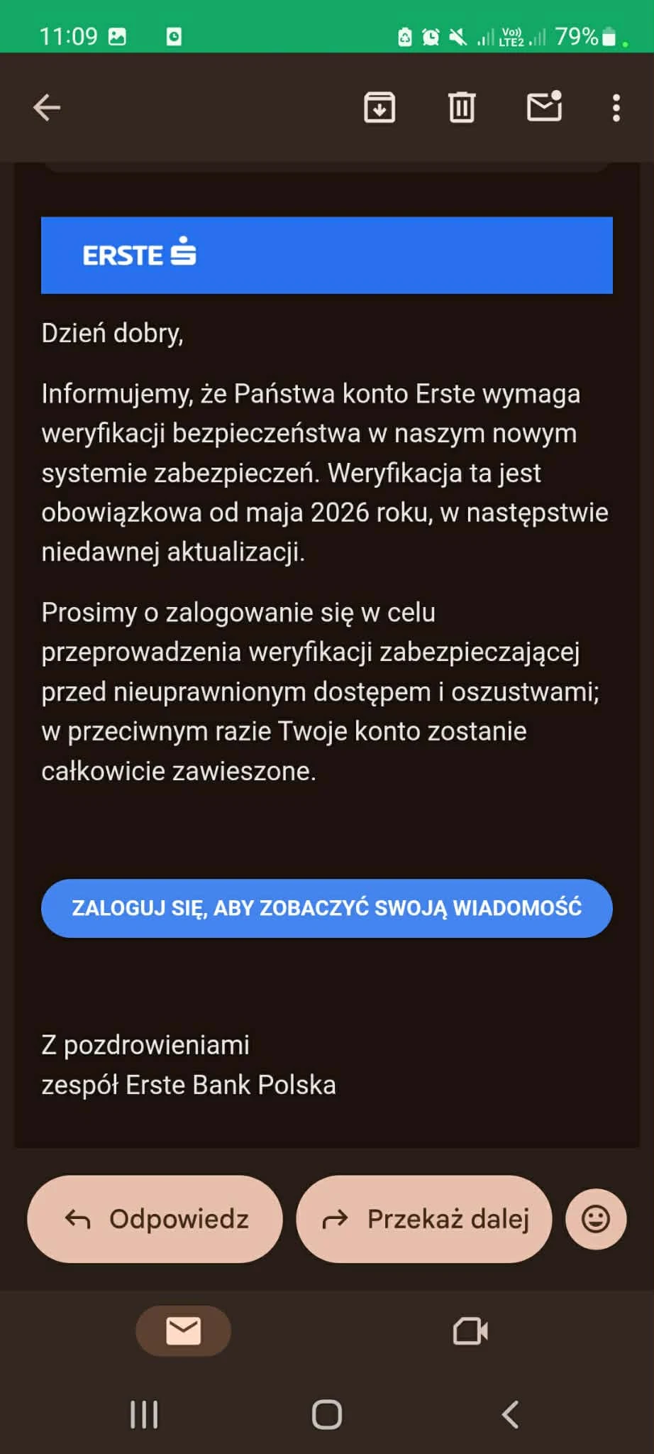 Ekran telefonu z wyświetloną wiadomością e-mail podszywającą się pod Erste Bank, zawierającą informację o konieczności weryfikacji konta i przyciskiem nawołującym do zalogowania się.