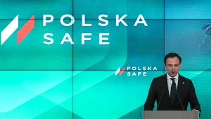 Minister finansów Andrzej Domański przemawia podczas uroczystości podpisania umowy pożyczkowej w ramach programu SAFE, 8 bm. w Warszawie