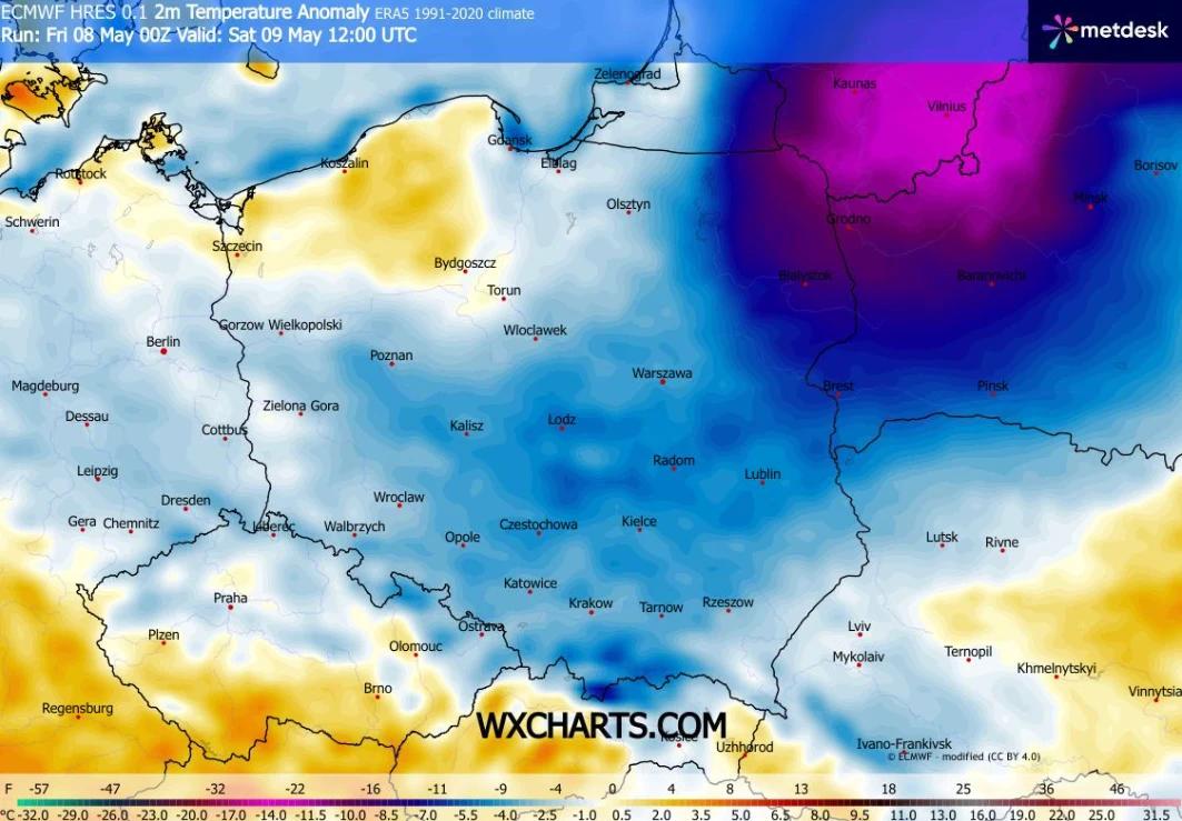 Mapa anomalii temperatury dla Polski i części Europy Środkowo-Wschodniej, z wyraźnym ochłodzeniem obejmującym wschodnią i centralną Polskę oraz intensywnie fioletowe strefy bardzo niskich temperatur na północnym wschodzie kraju.