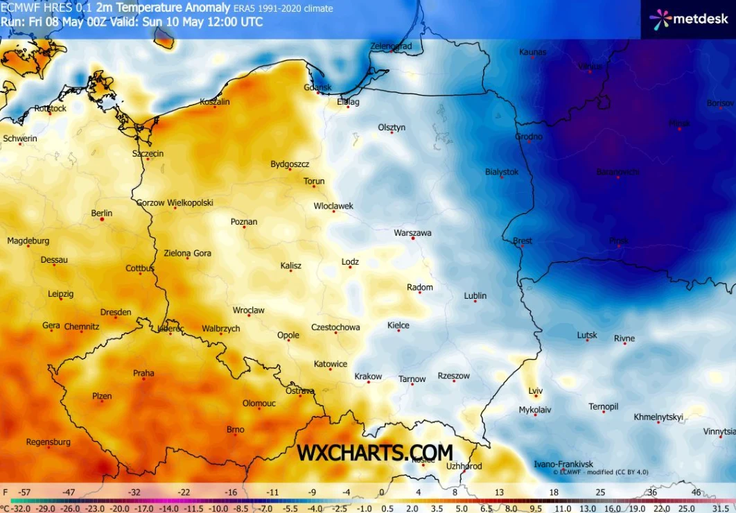 Mapa Polski z wyraźnym podziałem na zachodnią część z wyższymi niż zazwyczaj temperaturami powietrza, oznaczoną odcieniami żółci i pomarańczu, oraz wschodnią z wyraźnym ochłodzeniem, widocznym jako niebieskie i granatowe obszary; na mapie widoczne są t...