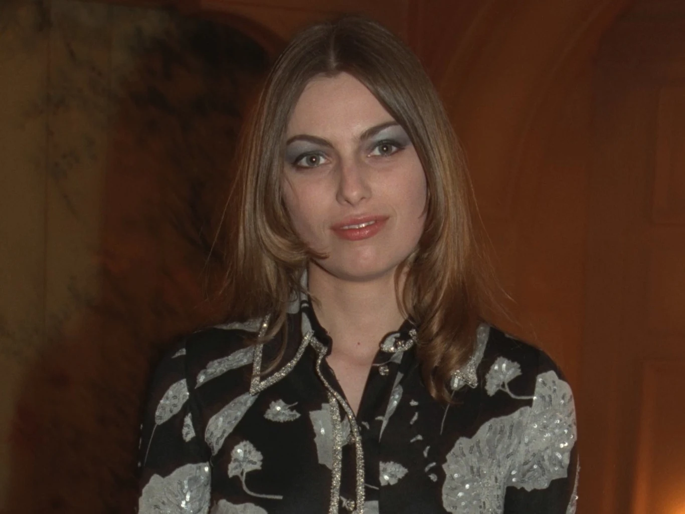 Iwona Petry Kobieta o jasnej karnacji i, brązowych włosach do ramion, ubrana w czarną koszulę z ozdobnymi, błyszczącymi elementami