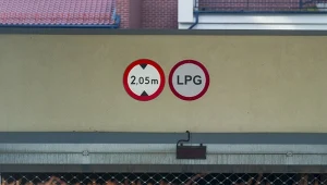Z tymi znakami jest jeden problem. Ten po prawej nie istnieje