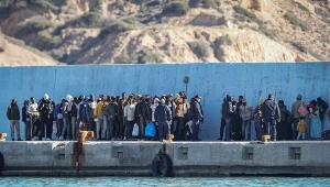 Migranci w greckim porcie, grudzień 2025