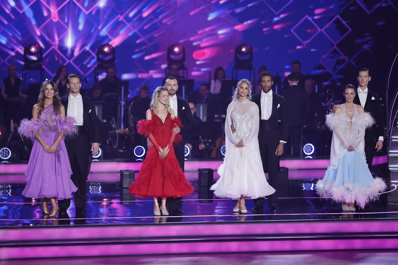 Finał "Tańca z gwiazdami". Na parkiecie Sebastian Fabijański, Paulina Gałązka, Gamou Fall, Magdalena Boczarska Uczestnicy finału Tańca z gwiazdami na scenie podczas relacji na żywo.