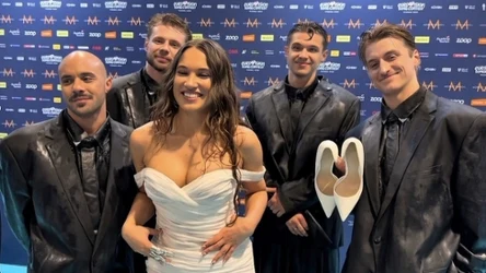 Alicja Szemplińska w towarzystwie tancerzy na turkusowym dywanie